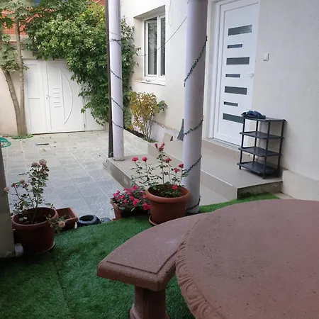 Old Town Apartment *